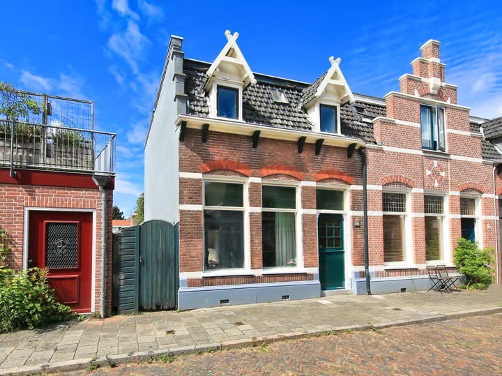 Hoekwoning Ampzingstraat 22 in Haarlem