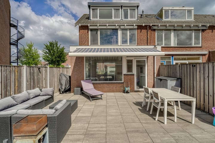 Eengezinswoning, hoekwoning Kerklaan 15 in Zoeterwoude