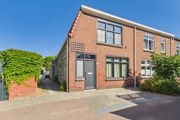 Hoekwoning Leliestraat 1 in Middelburg