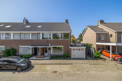 Hoekwoning Mesdagstraat 2 in Lisse