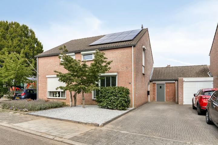 Geschakelde 2-onder-1-kapwoning Jan Verschurensingel 75 in Velden