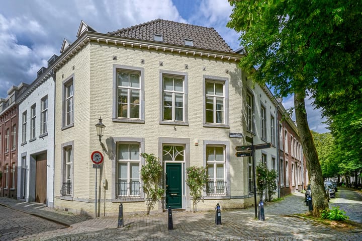 Herenhuis, hoekwoning Looiersgracht 21 in Maastricht