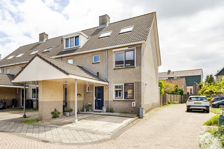 Hoekwoning Breedewaij 64 in Hardinxveld-Giessendam