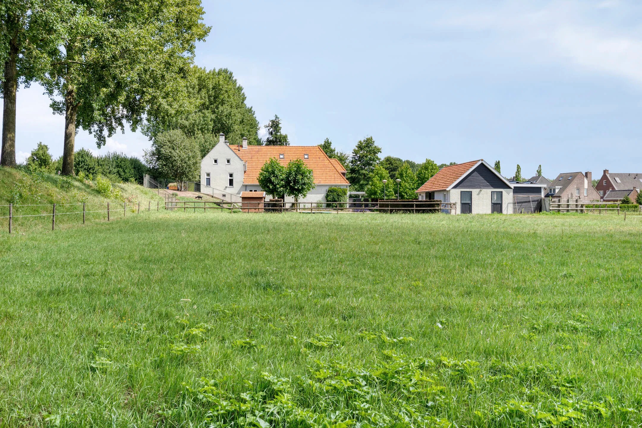 Vrijstaande woning (dijkwoning) Lithoijense Dijk 11 in Lithoijen