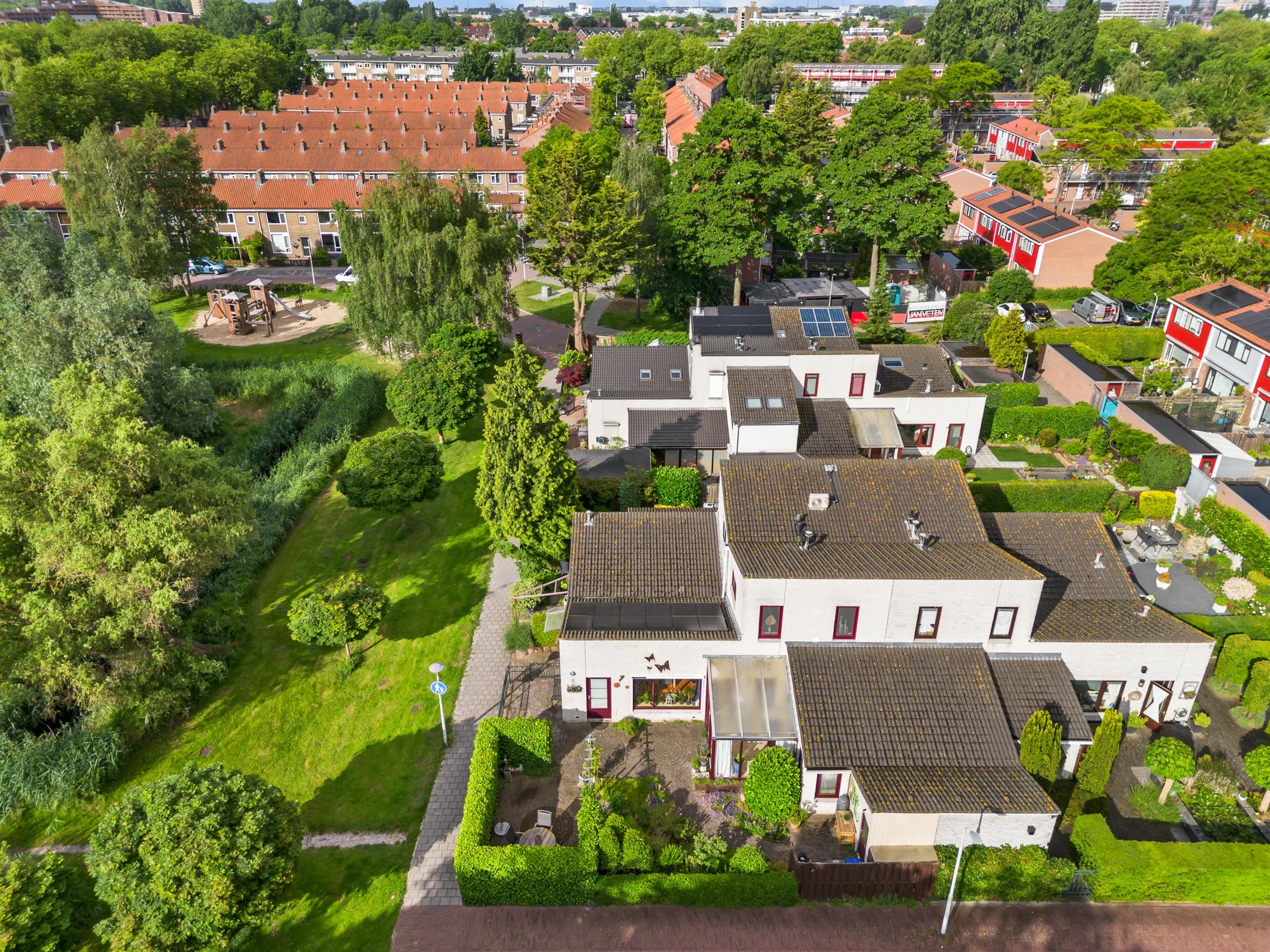 Hoekwoning (kwadrant woning) Jacob Rekstraat 107 in Zaandam