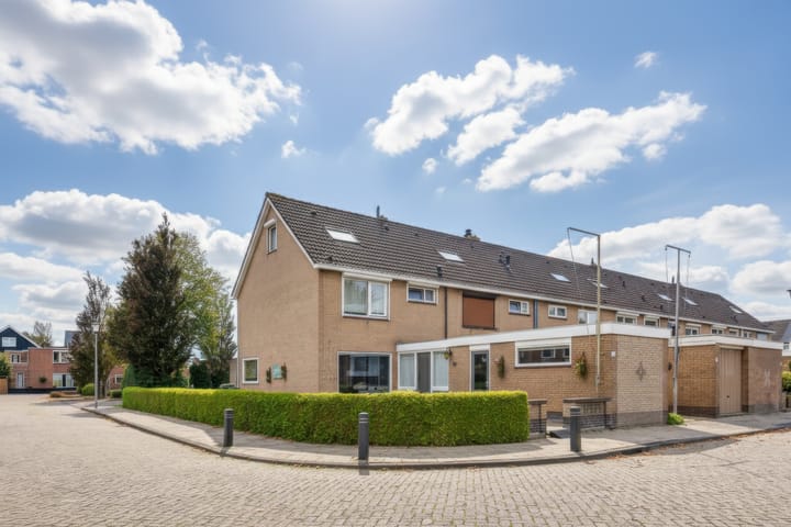 Eengezinswoning, hoekwoning Willem van Nieuwenhovenstraat 13 in Volendam