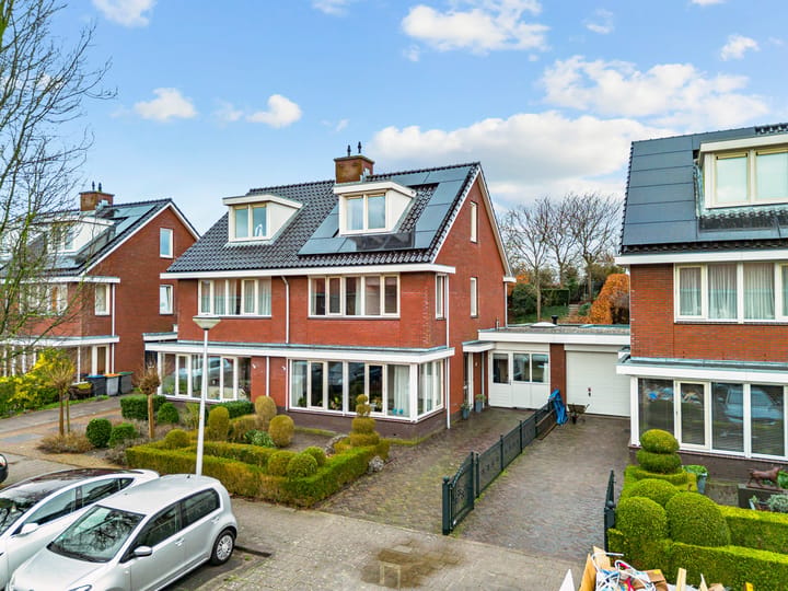 Geschakelde 2-onder-1-kapwoning Admiraal de Ruyterlaan 20 in Uithoorn