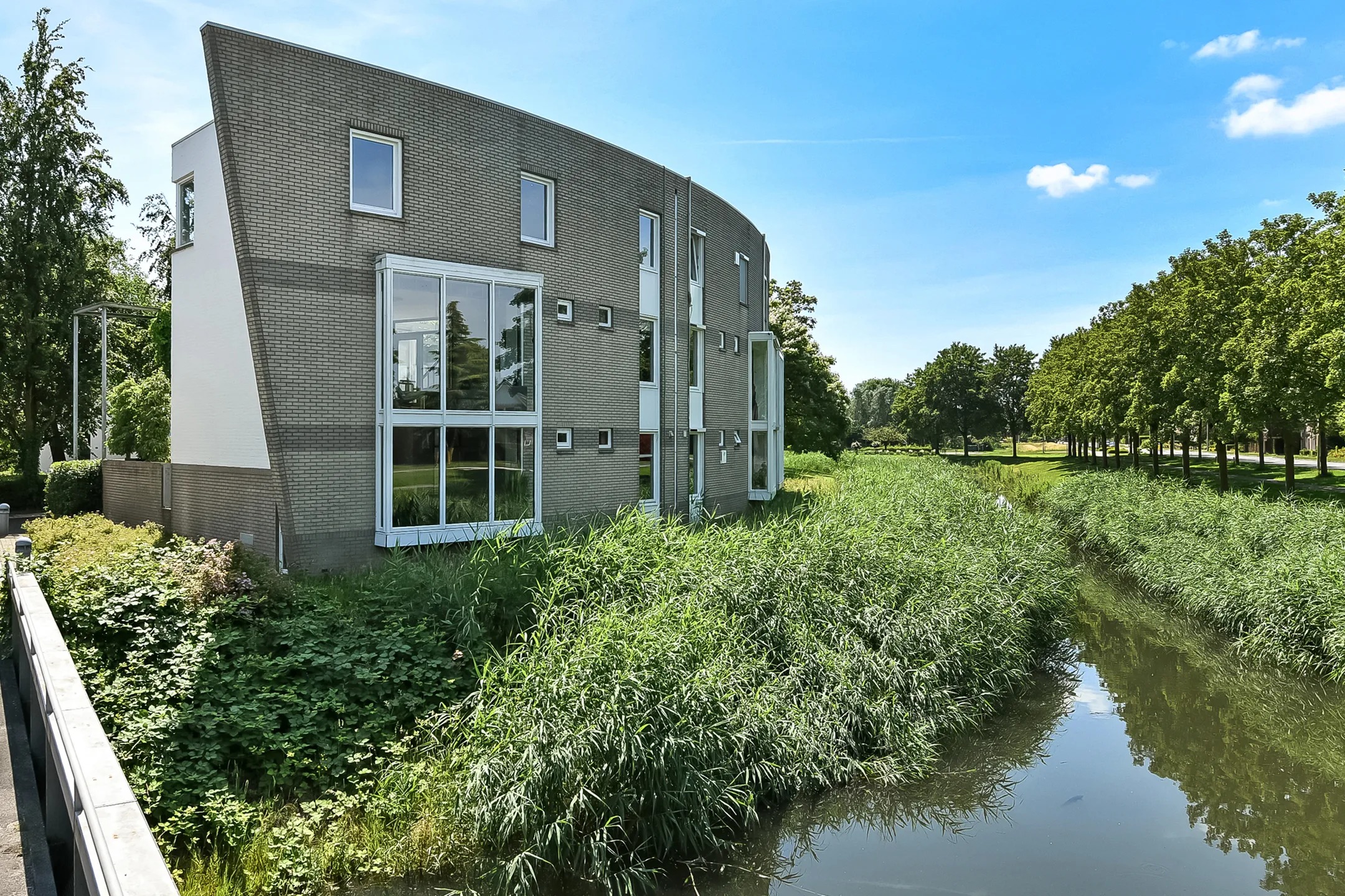 Hoekwoning Henriëtte Roland Holstlaan 27 in Elst