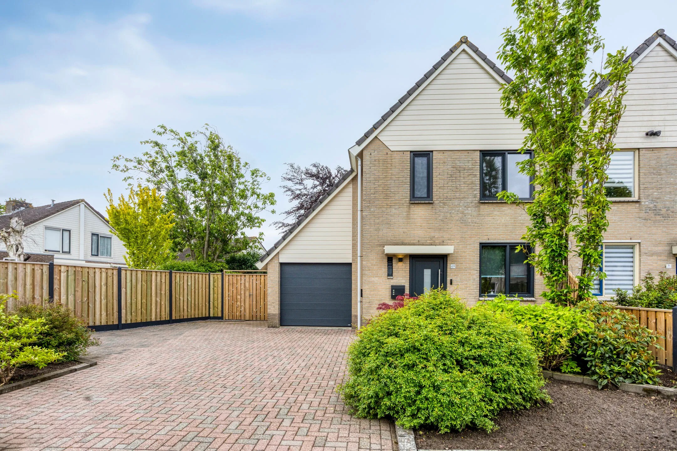 Hoekwoning Dr. W.M. Verhaarlaan 69 in Emmeloord