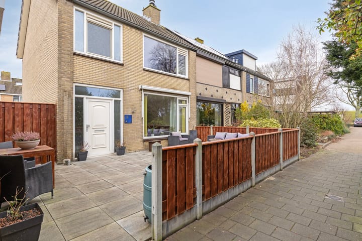 Hoekwoning Prof Gerbrandyplein 8 in Geervliet