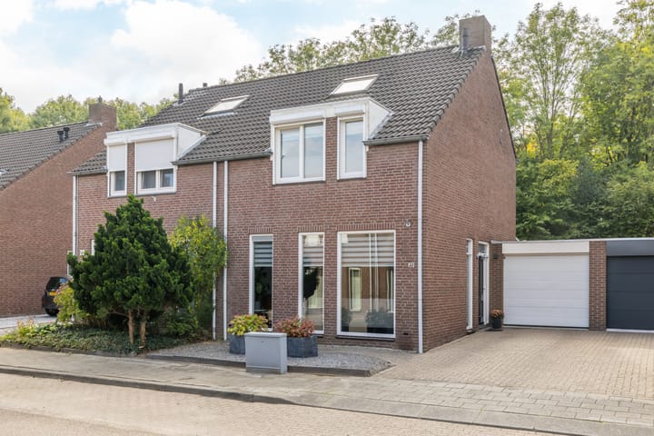 Eengezinswoning, 2-onder-1-kapwoning Karel van Egmondstraat 22 in Sittard