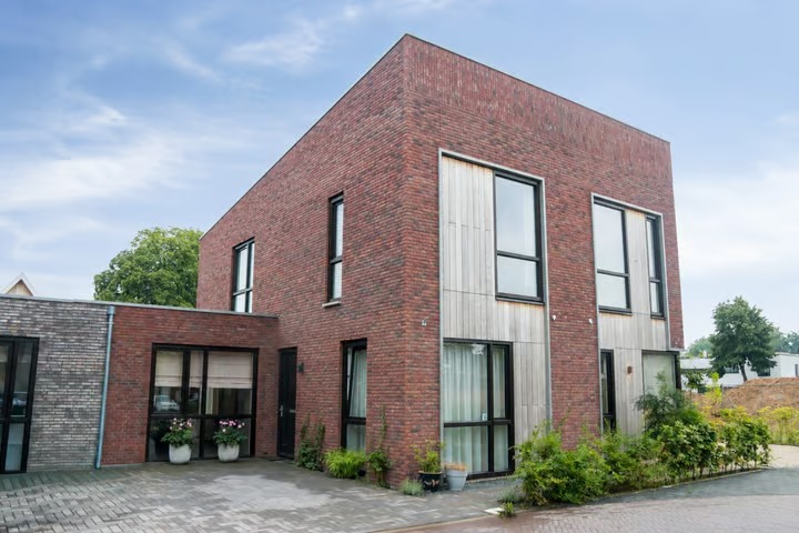 Geschakelde 2-onder-1-kapwoning (semi-bungalow) Marga Klompéstraat 13 in Doetinchem