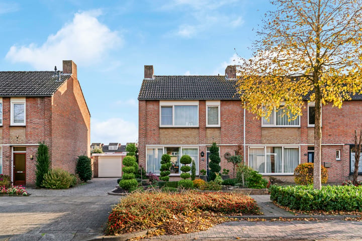 Eengezinswoning, hoekwoning Trompstraat 42 Veghel