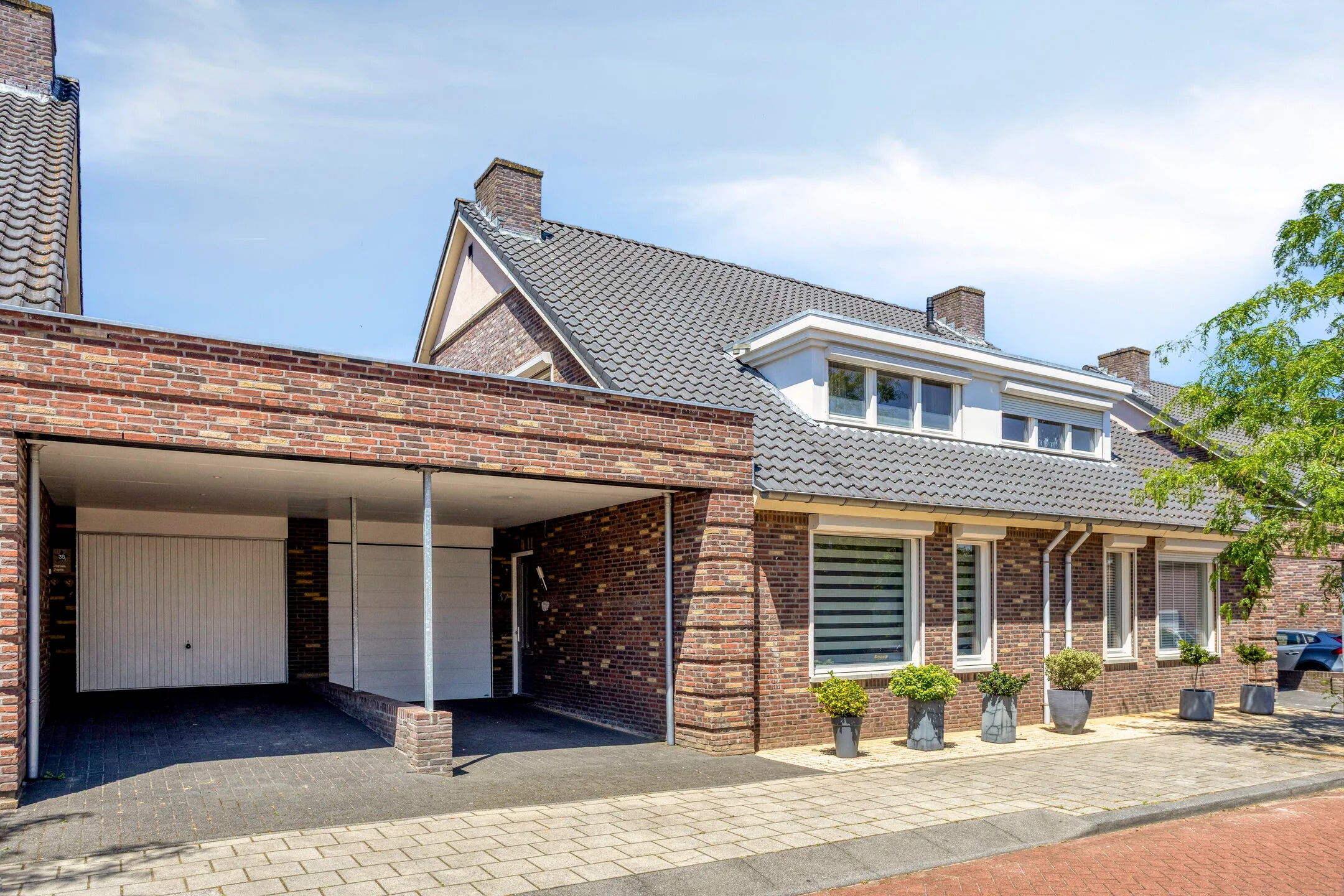 Geschakelde 2-onder-1-kapwoning Kasteelstraat 37 in Brunssum