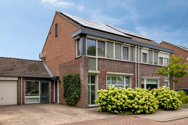 Eengezinswoning, geschakelde woning Ericaplein 106 in Grubbenvorst
