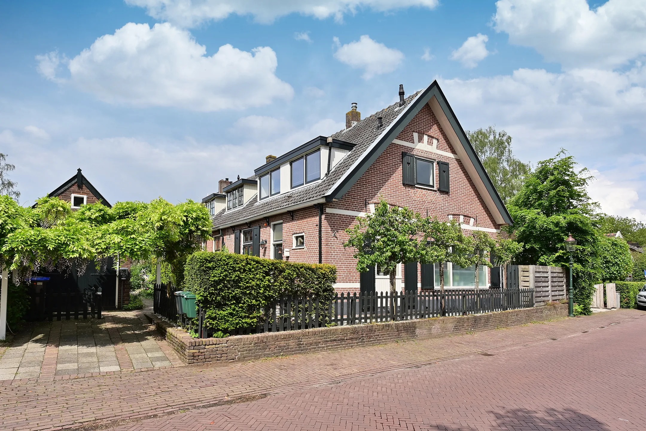 Hoekwoning Melkweg 31 in Huizen