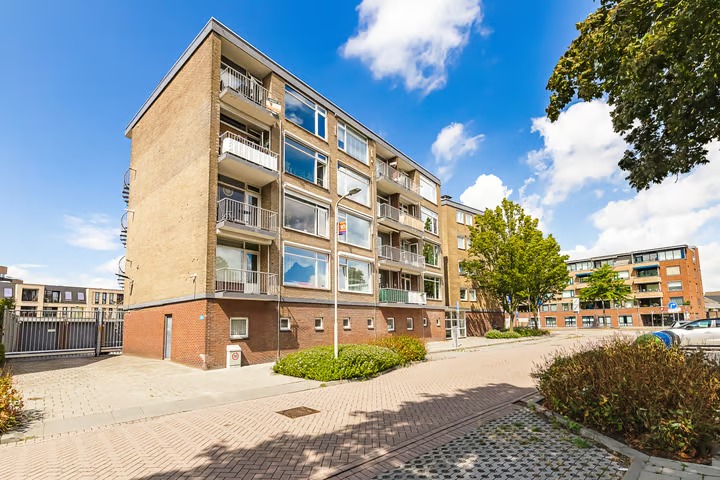 Galerijflat Pastoor van Akenstraat 82 in Roosendaal