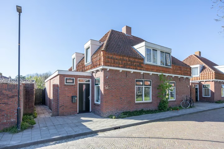 2-onder-1-kapwoning Pater Brugmanstraat 51 in Bolsward