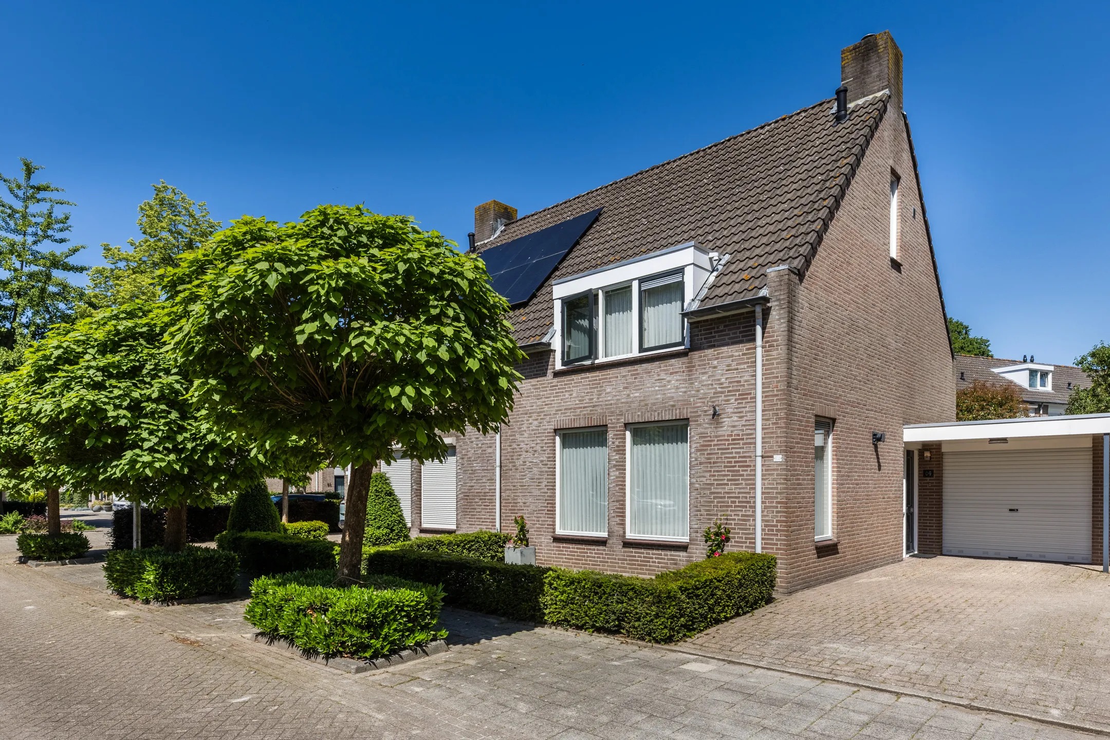 Geschakelde 2-onder-1-kapwoning Marga Klompéstraat 64 in Waalwijk