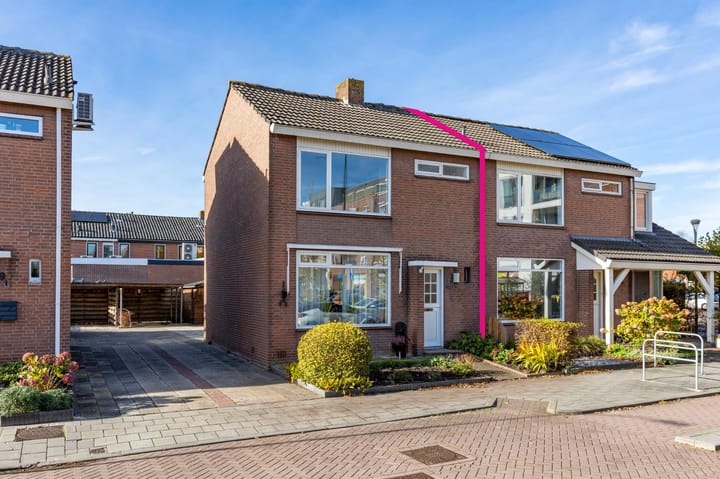 Eengezinswoning, 2-onder-1-kapwoning Meeuwenlaan 61 in Lopik