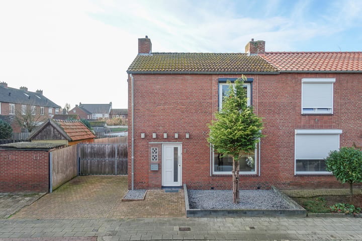 2-onder-1-kapwoning Julianalaan 9 in Posterholt