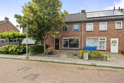Eengezinswoning, tussenwoning Van Steenstraat 35 in Wieringerwerf