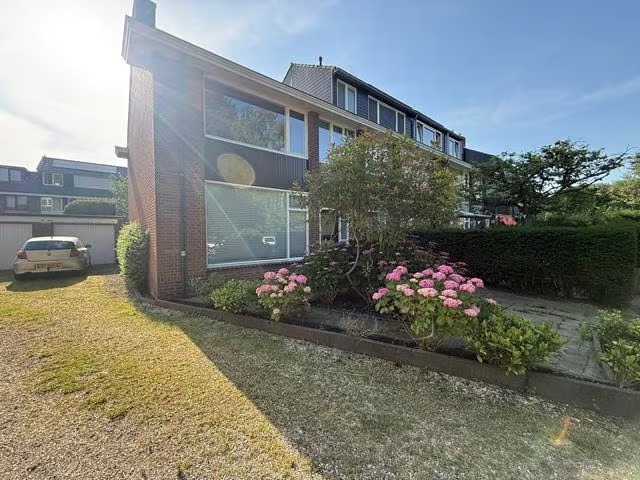 Hoekwoning (drive-in woning) Dr. Plesmansingel 10 Amstelveen