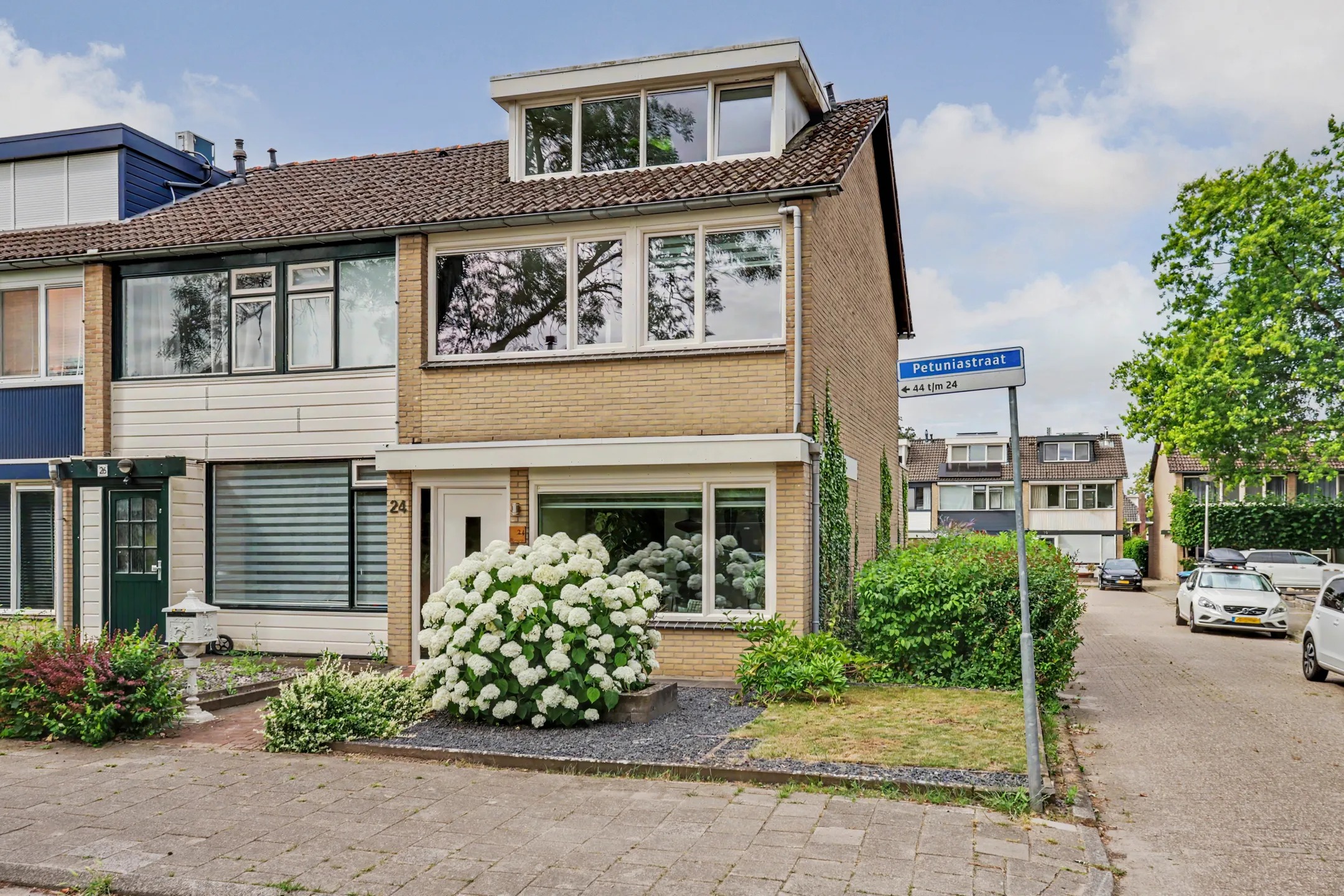 Hoekwoning Petuniastraat 24 in Enschede