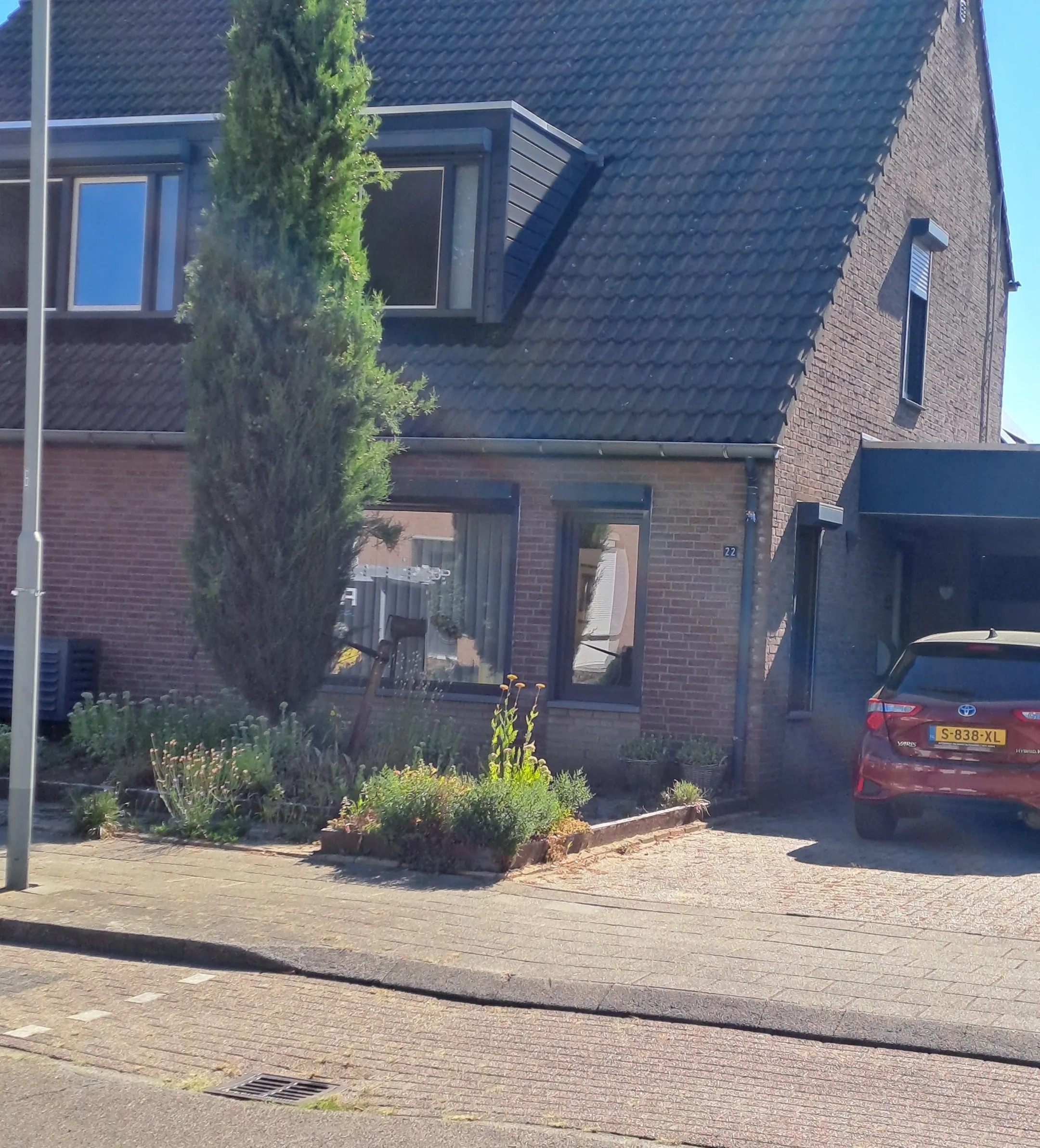 2-onder-1-kapwoning Ambachtsingel 22 in Roermond