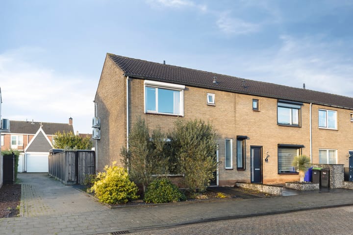 Hoekwoning Bizetstraat 12 in Axel