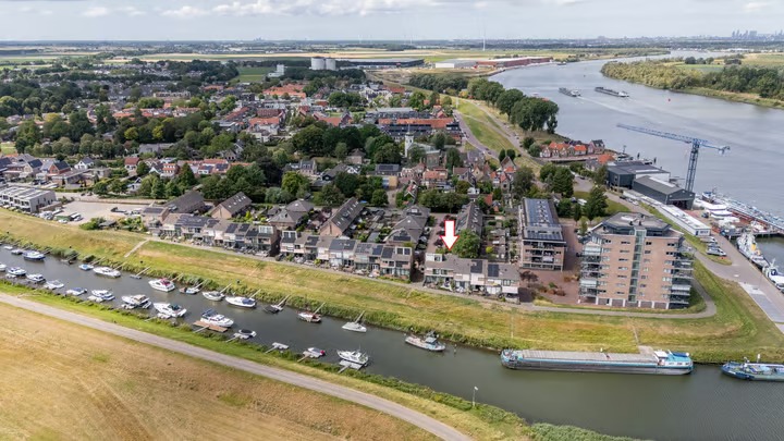 Tussenwoning (drive-in woning) Schorredijk 9 in Puttershoek