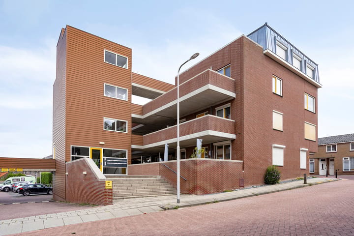 Portiekflat (appartement) Oranjestraat 10 in Arkel