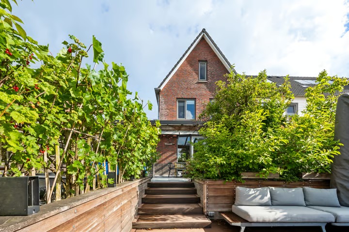 Hoekwoning Rammenas 17 in Roelofarendsveen