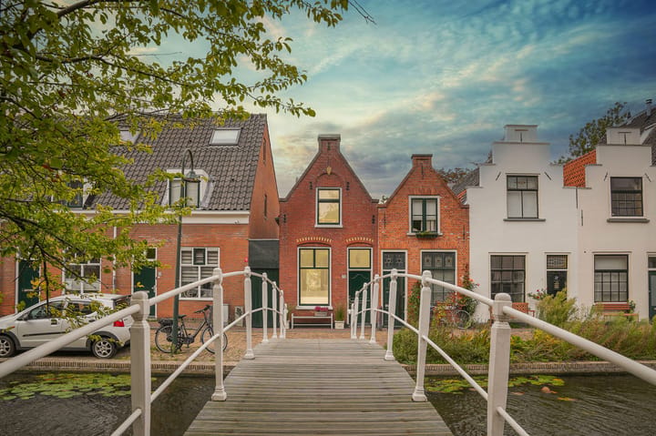 Grachtenpand, hoekwoning Geerweg 70 in Delft