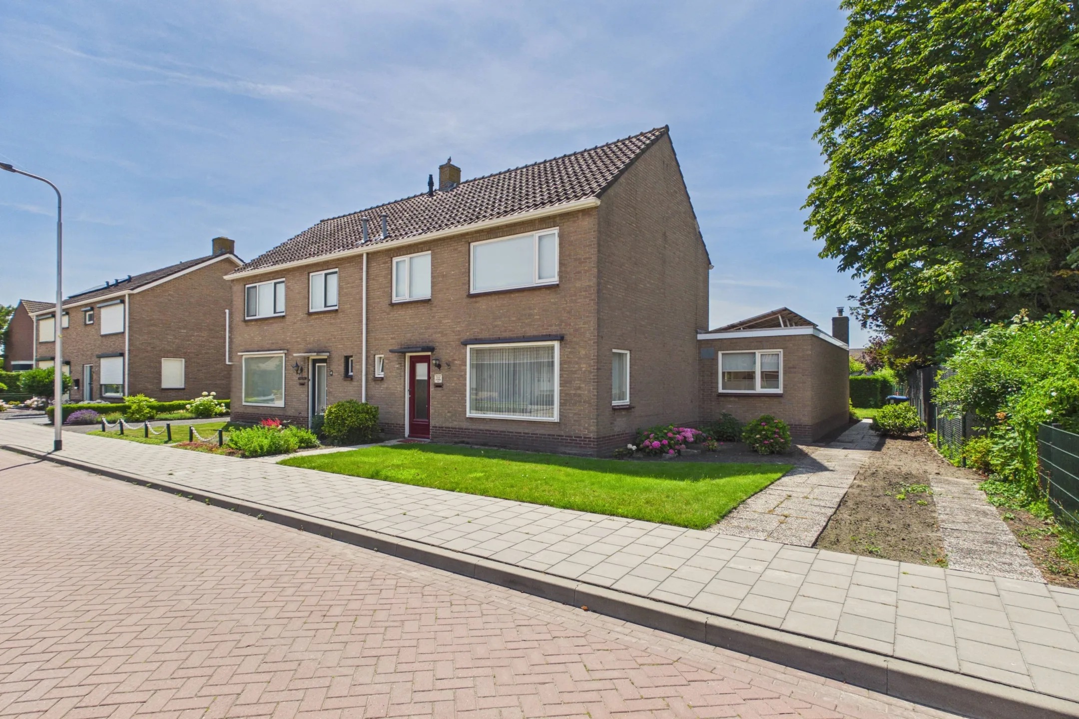 2-onder-1-kapwoning Pastoor Willemsstraat 2 in Lamswaarde
