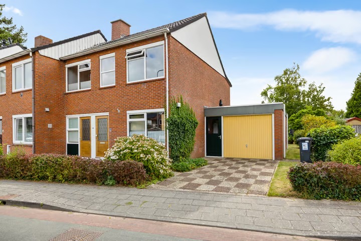 Hoekwoning Roerstraat 30 in Delfzijl