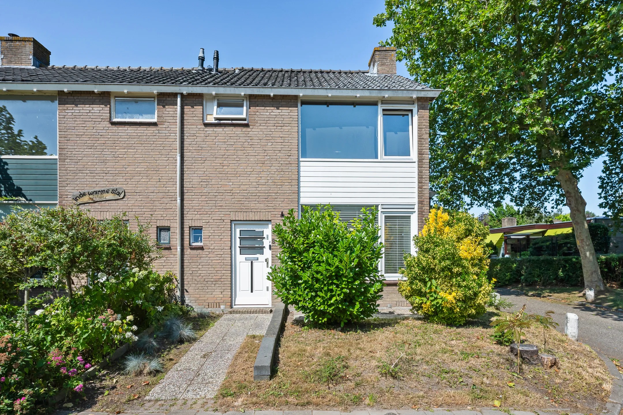 Hoekwoning Prins Clausstraat 8 in Benthuizen