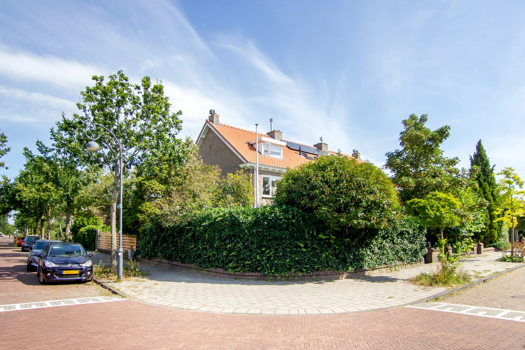 Hoekwoning Duinroosplantsoen 6 in Haarlem
