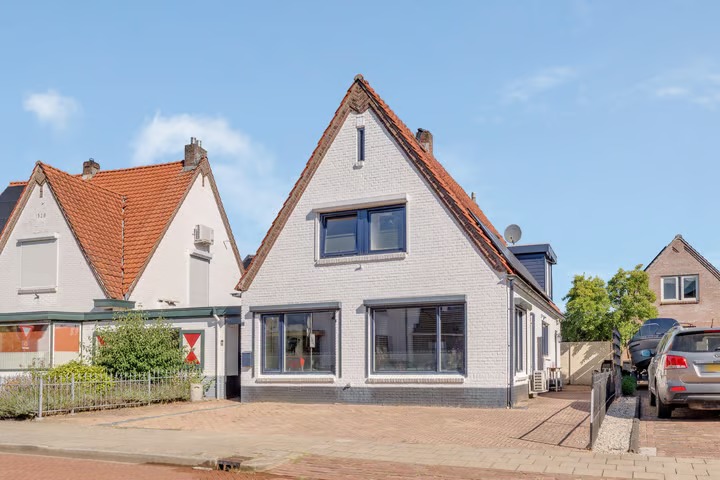 Halfvrijstaande woning van Limburg Stirumstraat 1 in Nijverdal