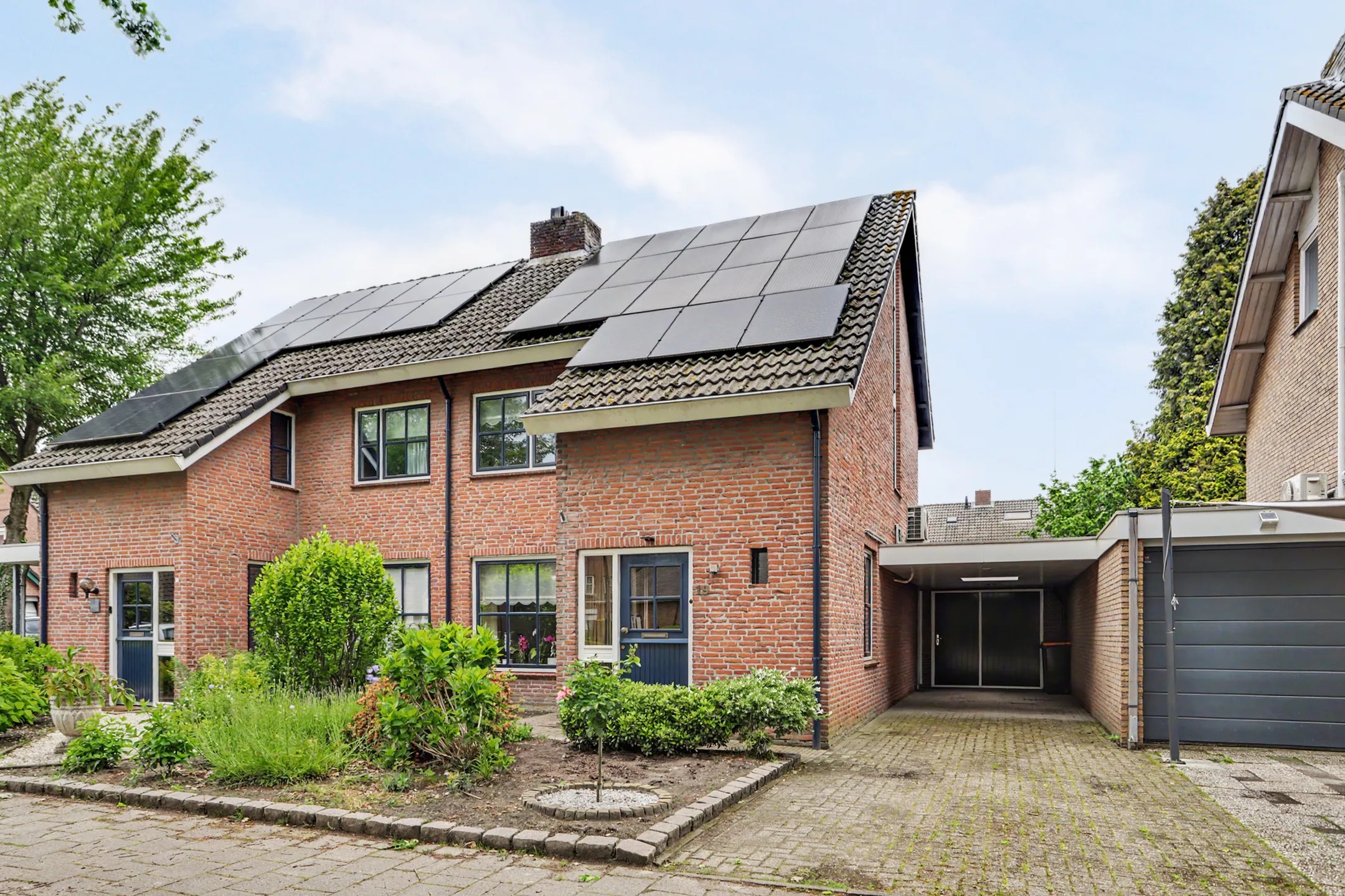 Geschakelde 2-onder-1-kapwoning Laan van Echternach 19 in Alphen