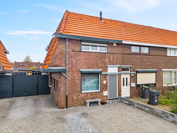 Hoekwoning Rozenlaan 26 in Geleen