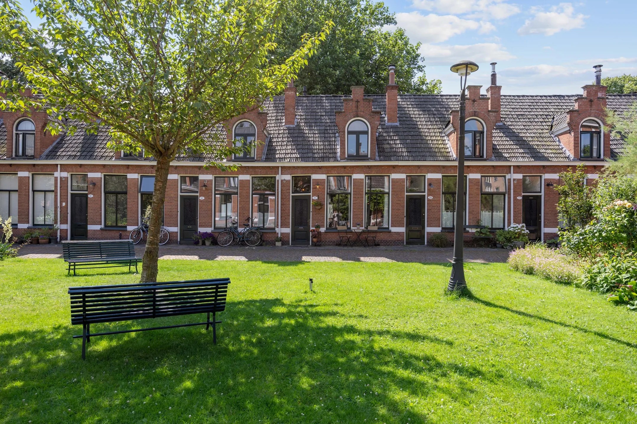 Tussenwoning (hofjeswoning) Petrus Campersingel 51 in Groningen