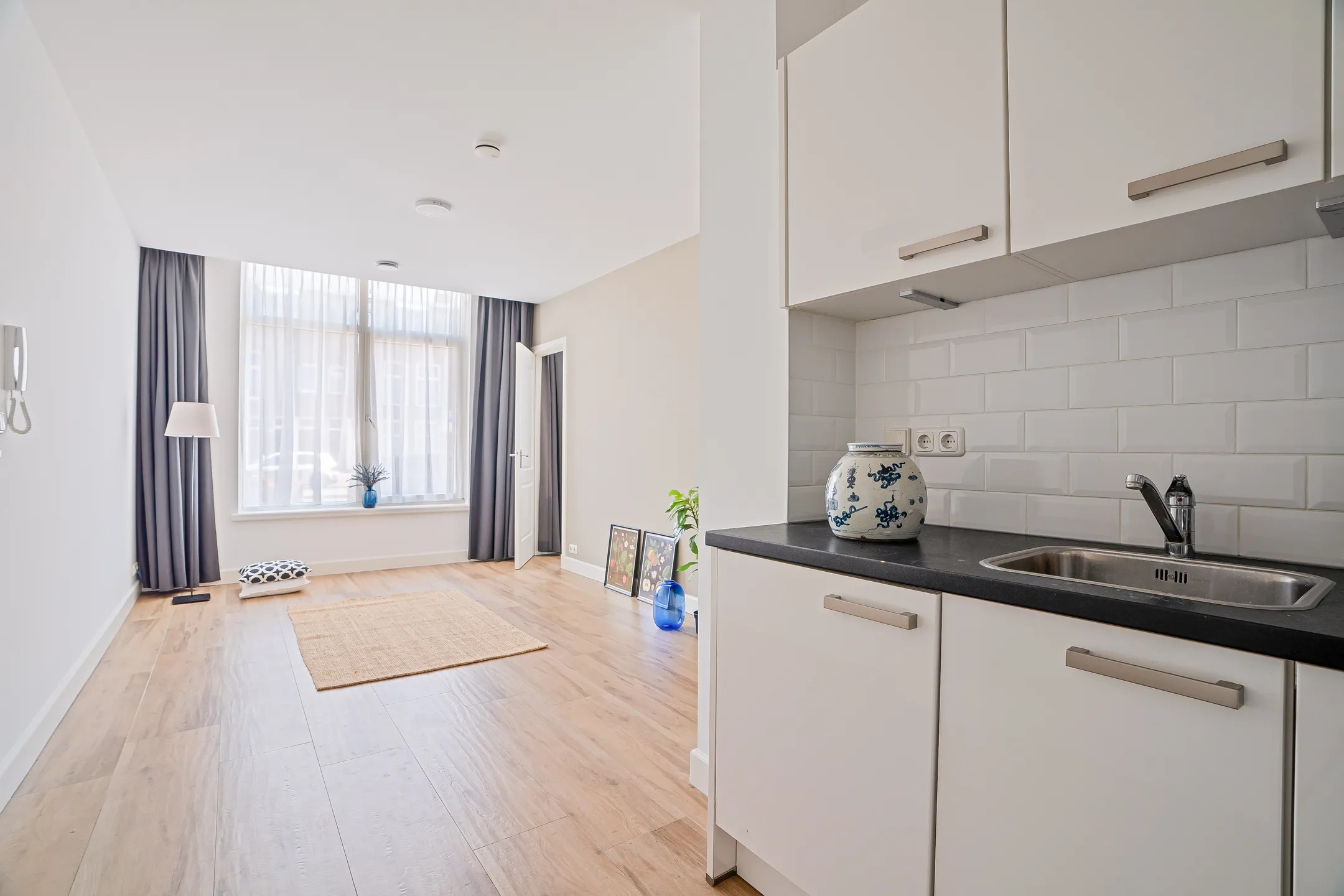 Benedenwoning Westduinweg 64 A in Den Haag