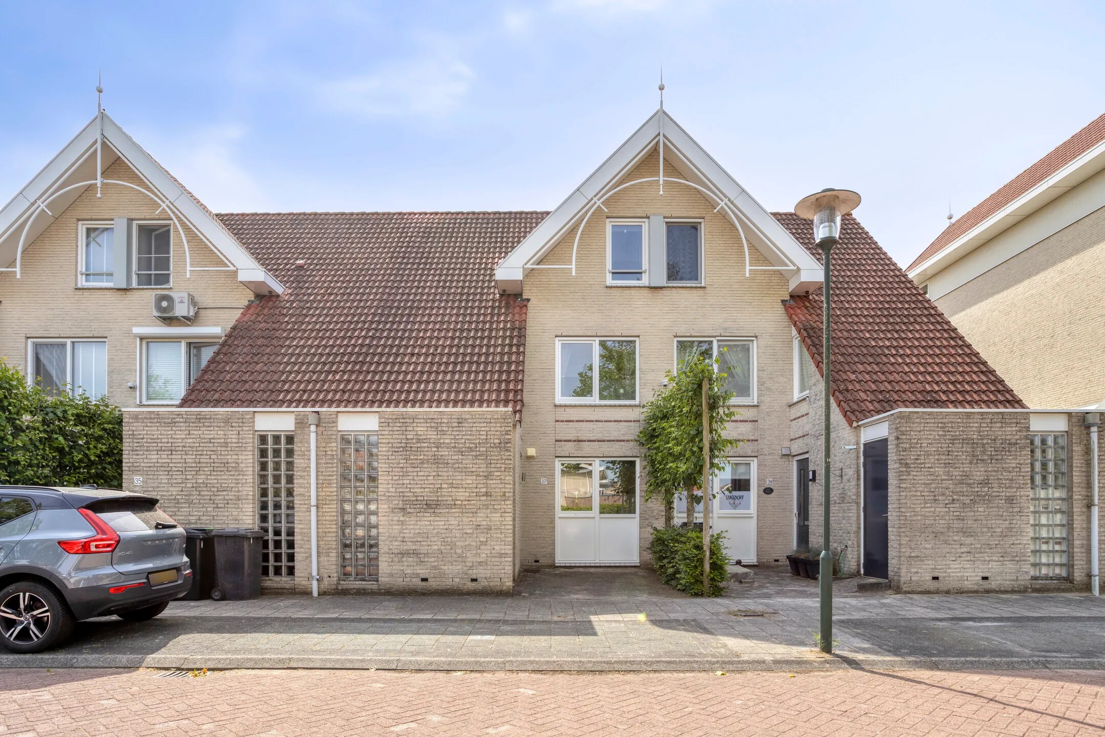 Tussenwoning (waterwoning) Achtererf 37 Tholen