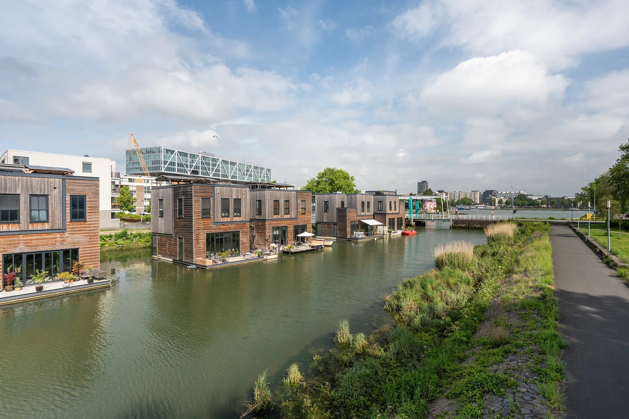 Vrijstaande woning (waterwoning) Nassauhavenpad 8 in Rotterdam