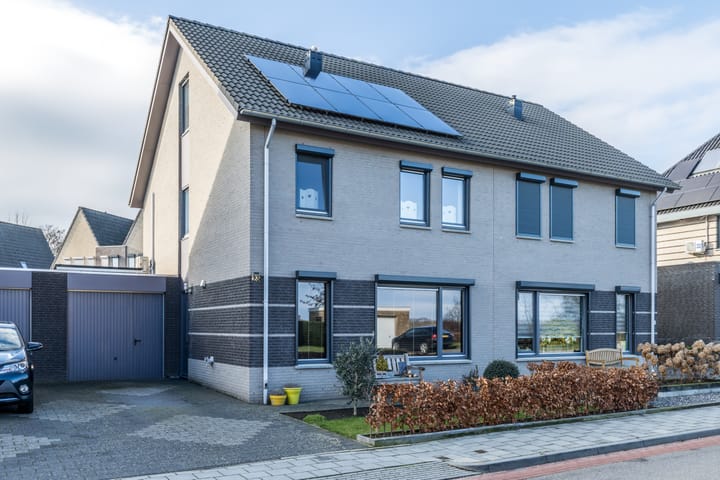 Geschakelde 2-onder-1-kapwoning Jabeekerstraat 23 in Schinveld