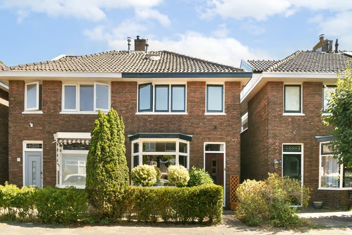 2-onder-1-kapwoning Acacialaan 38 in Beverwijk