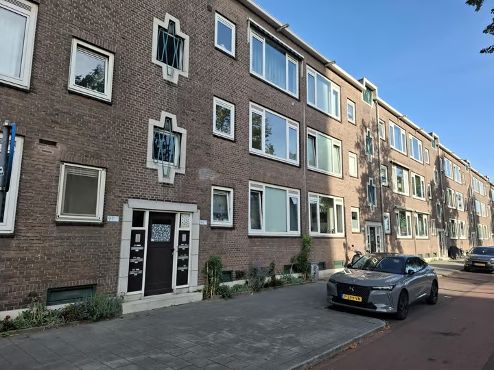 Portiekflat Dorpsweg 95 B in Rotterdam