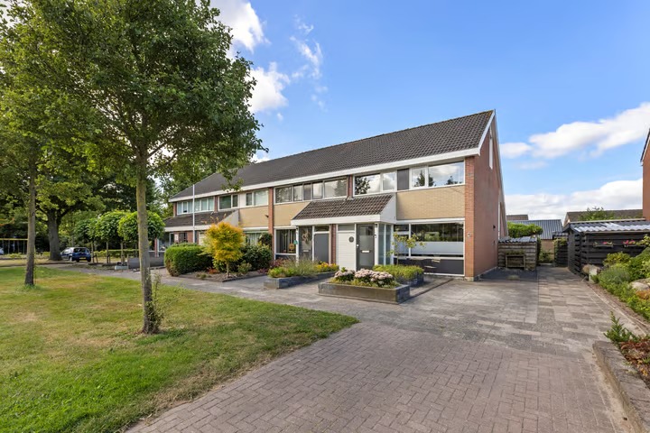 Hoekwoning Deutechemstrjitte 7 in Surhuizum