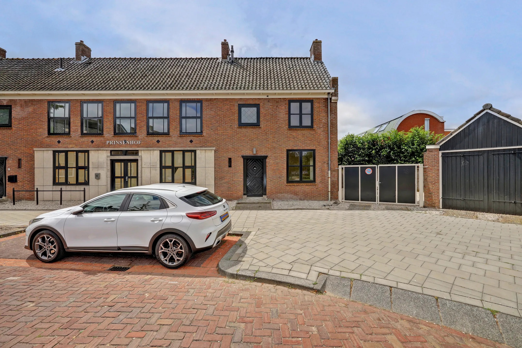 Hoekwoning Koningin Julianaplein 11 in Spijkenisse